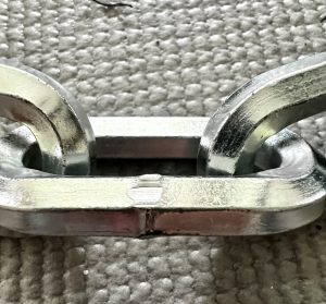 Leichte Kratzspuren nach dem Bolzenschneider-Test sichtbar