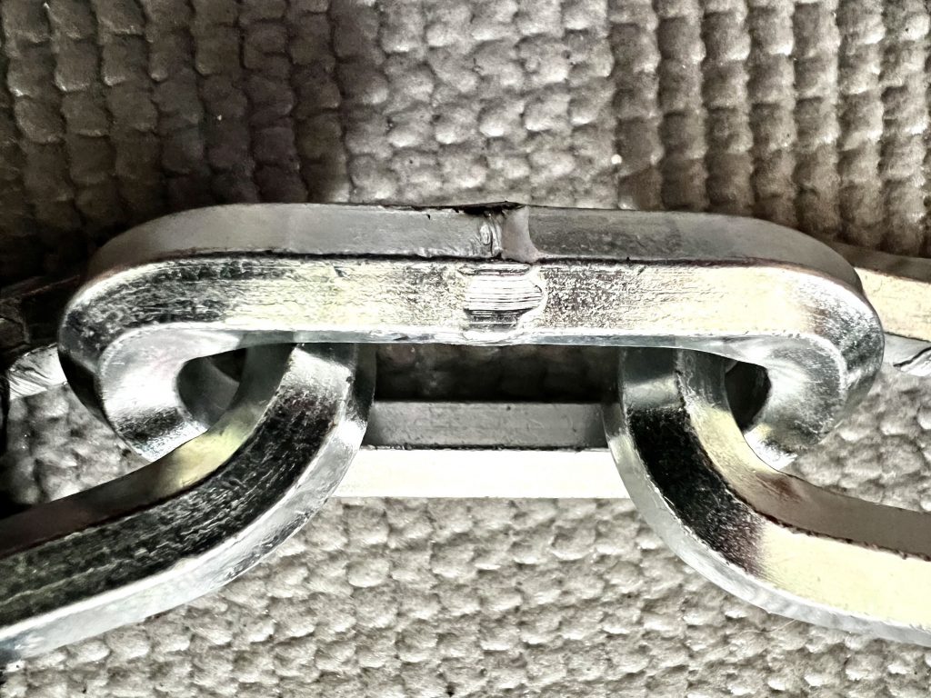 Leichte Kratzspuren nach dem Metallsäge-Test sichtbar