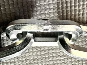 Leichte Kratzspuren nach dem Metallsäge-Test sichtbar