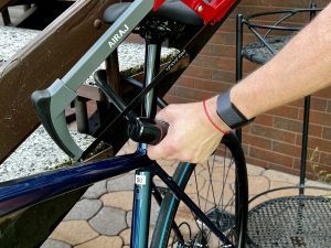 Metallsäge-Test am angeschlossenen Fahrradchloss