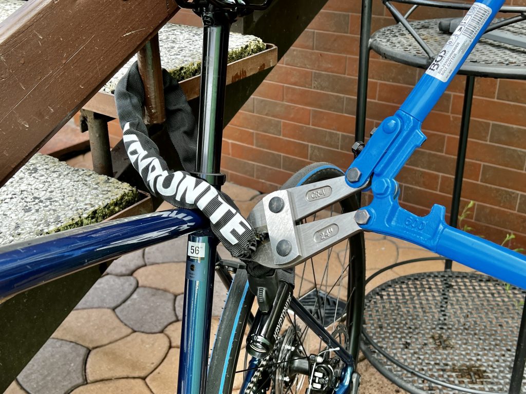 Bolzenschneider-Test am Kettenglied