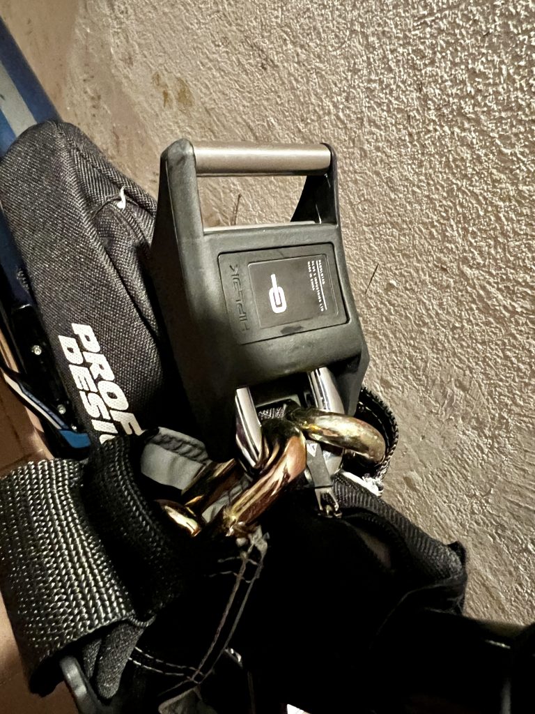 Fahrradschloss am Fahrrad angeschlossen (aus der Nähe)