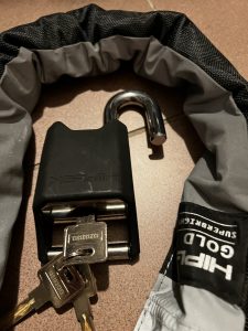 Im Schlosszylinder gesteckter Schlüssel