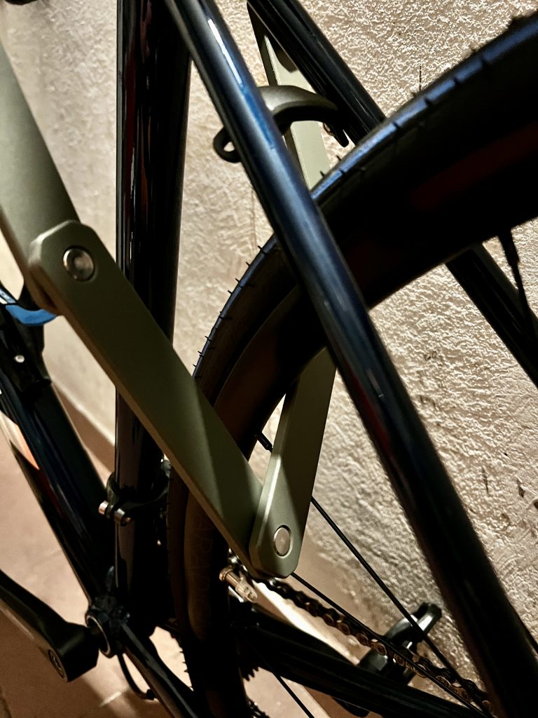 Fahrradschloss am Fahrrad angeschlossen (Nahaufnahme)