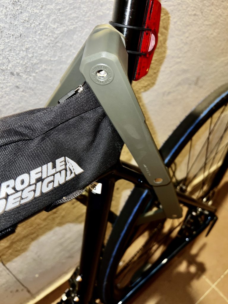 Fahrradschloss am Fahrrad angeschlossen (Nahaufnahme)