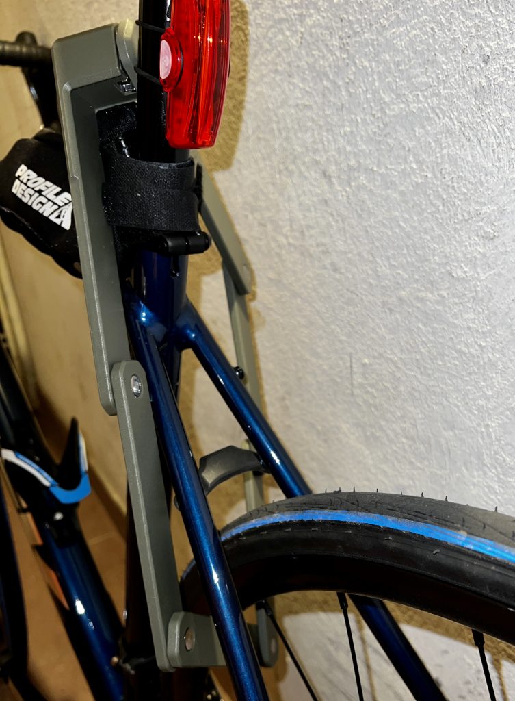 Fahrradschloss am Fahrrad angeschlossen (Ansicht von hinten)