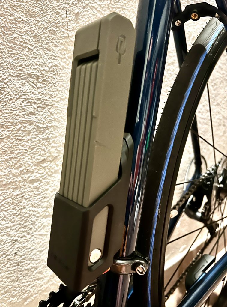 Fahrradschloss in der Schlosshalterung an der Flaschenhalterung montiert