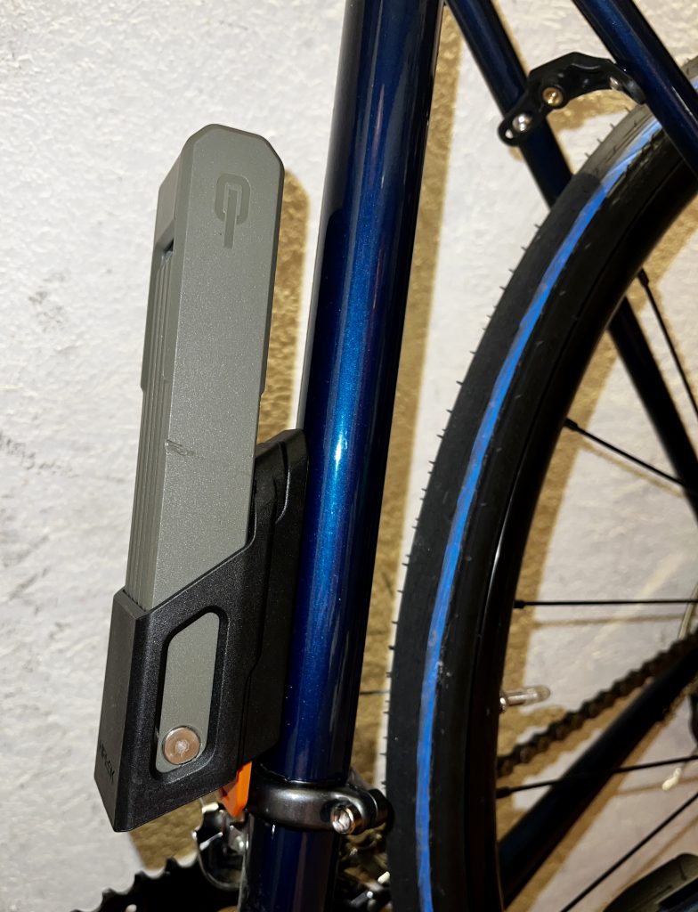 Fahrradschloss in der Schlosshalterung an der Flaschenhalterung montiert (Seitenansicht)