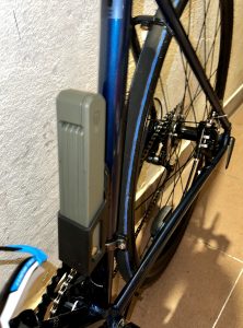 Fahrradschloss in der Schlosshalterung an der Flaschenhalterung montiert (Seitenansicht)