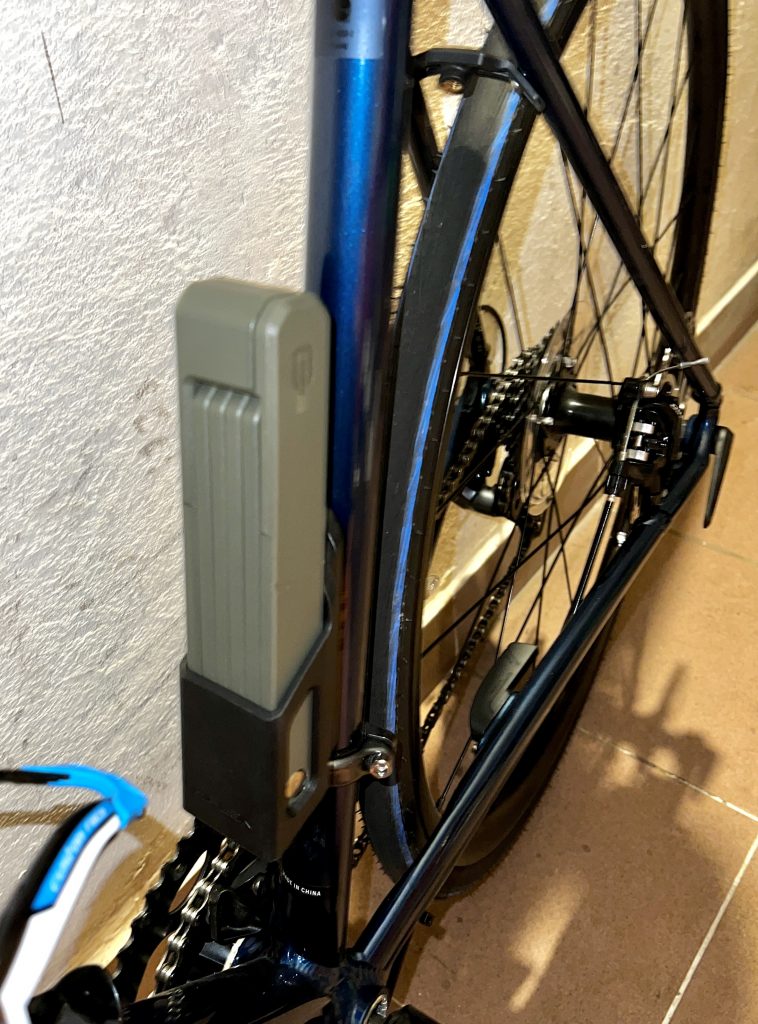 Fahrradschloss in der Schlosshalterung an der Flaschenhalterung montiert (Seitenansicht)