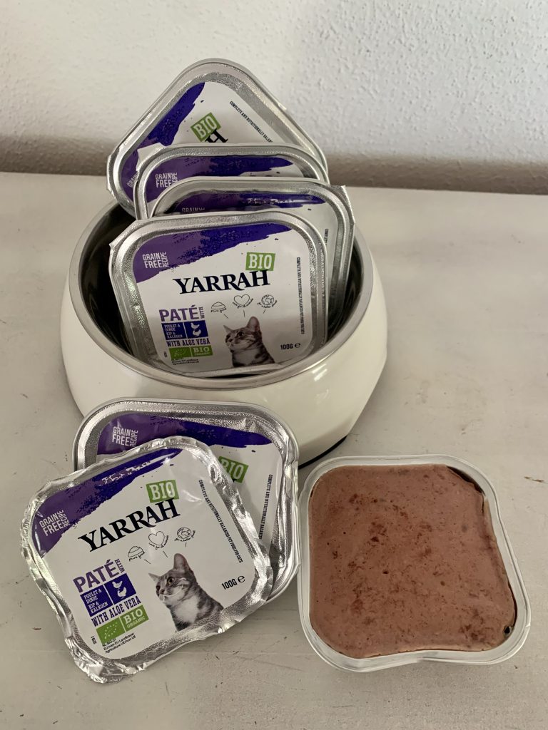 Yarrah Paté mit Huhn, Truthahn und Aloe Vera Bio-Katzenfutter-geöffnete Schale