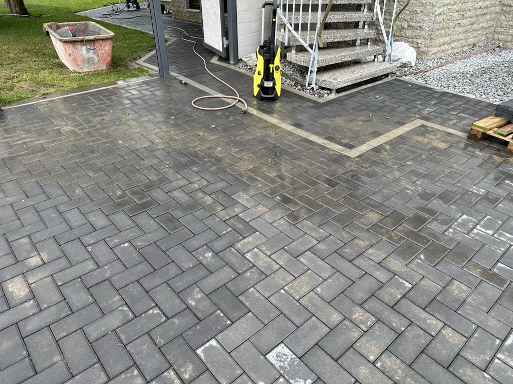 Kärcher K5 Hochdruckreiniger Terrase vor der Reinigung erstes Bild
