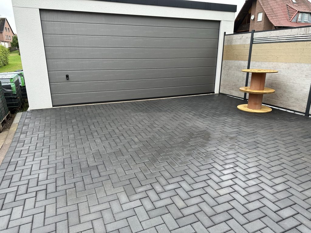Kärcher K5 Hochdruckreiniger Terrasse gereinigt drittes Bild