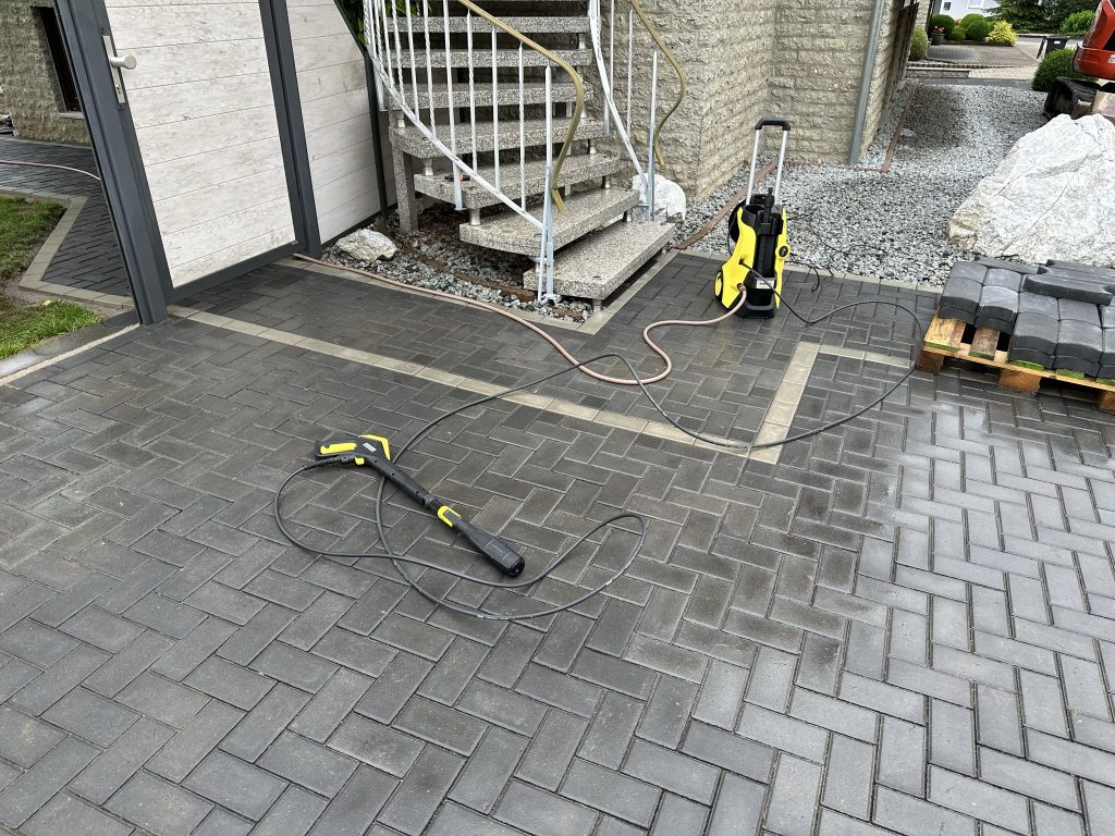 Kärcher K5 Hochdruckreiniger Terrasse gereinigt erstes Bild