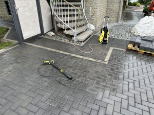Kärcher K5 Hochdruckreiniger Terrasse gereinigt erstes Bild