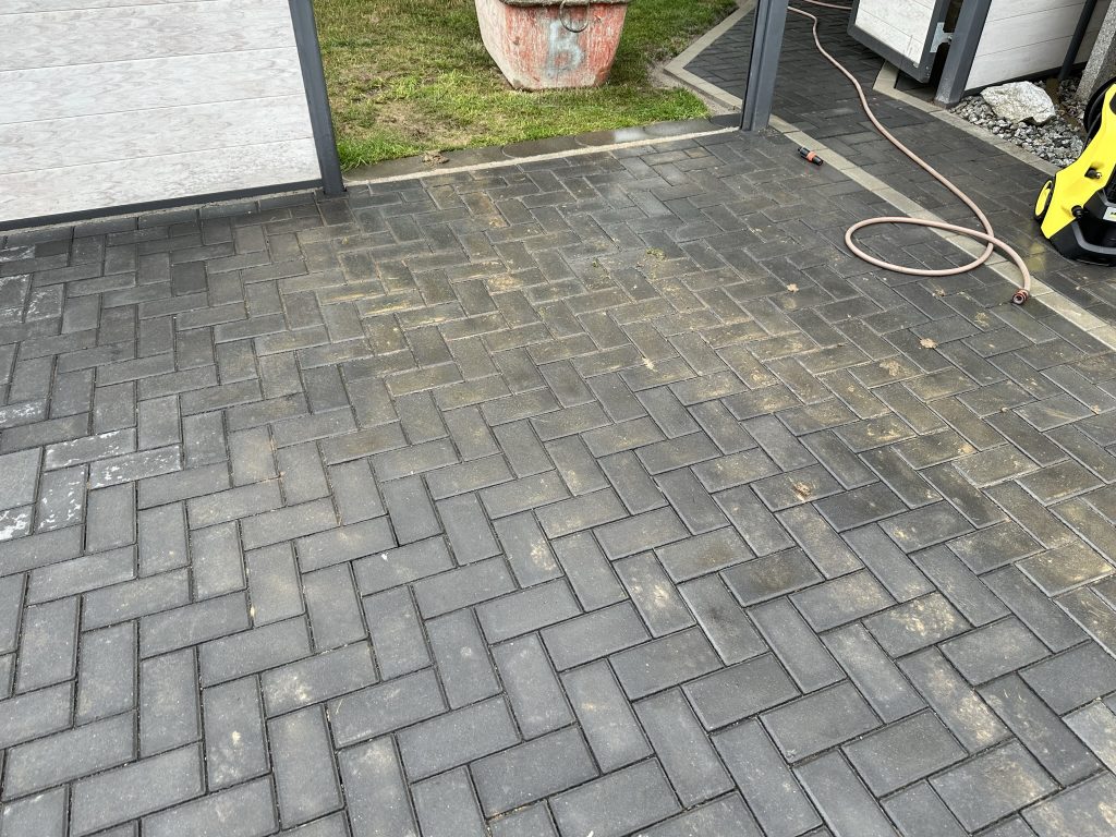 Kärcher K5 Hochdruckreiniger Terrasse vor der Reinigung zweites Bild