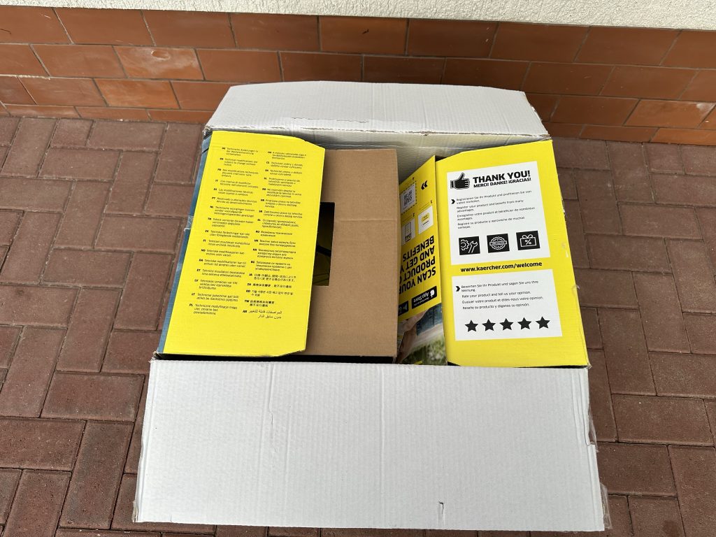Kärcher K5 Hochdruckreiniger Verpackung von oben teilweise geöffnet
