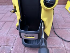 Kärcher K5 Hochdruckreiniger mit montierer unterer Halterung