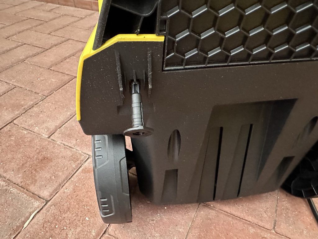 Kärcher K5 Hochdruckreiniger von hinten mit Schraube