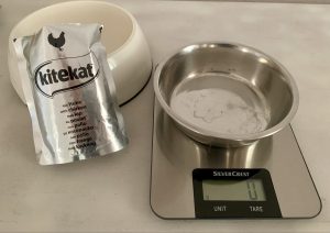 Kitekat Bunte Vierfalt in Sauce Katzenfutter Gewicht Messschale