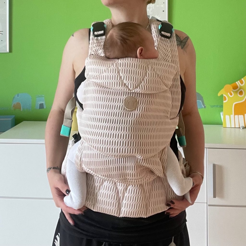 Najell Rise Babytrage in Verwendung