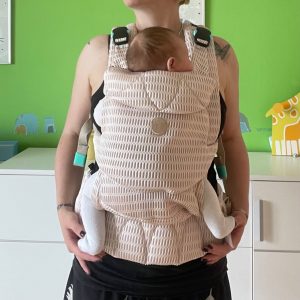 Najell Rise Babytrage in Verwendung