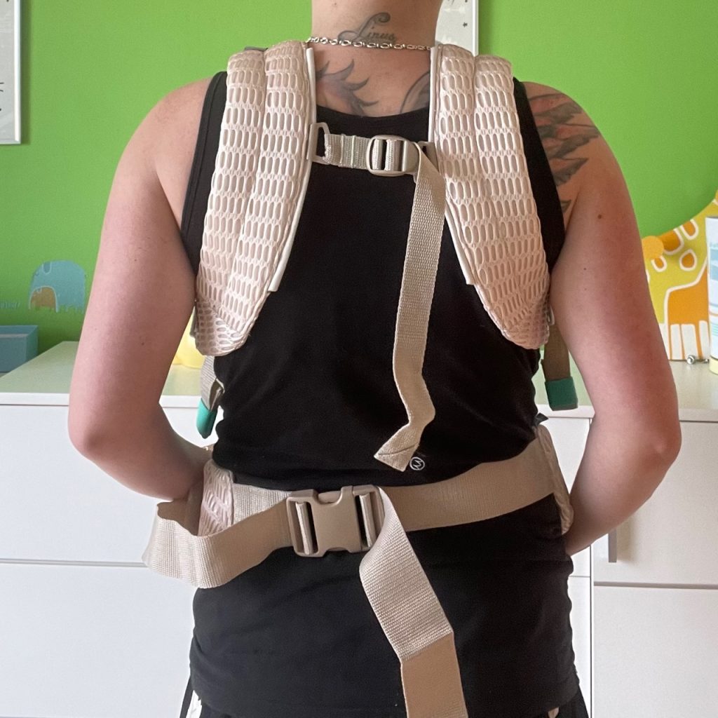 Najell Rise Babytrage von hinten