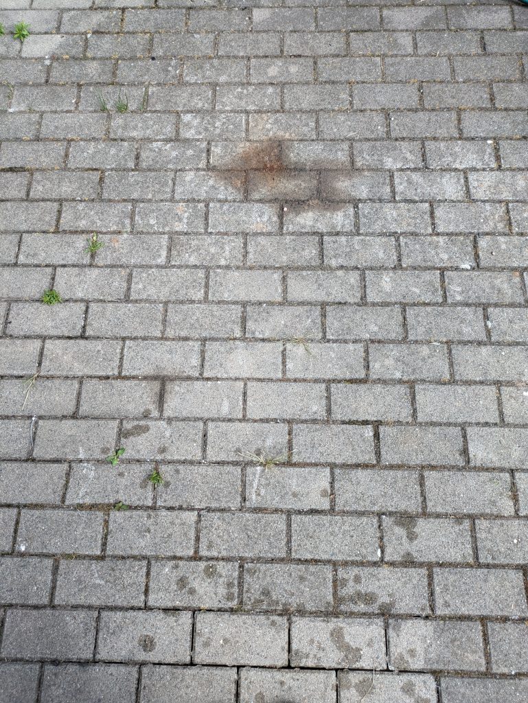 Nilfisk E 145.4-9 X-TRA PAD Hochdruckreiniger Gehweg vor der Reinigung