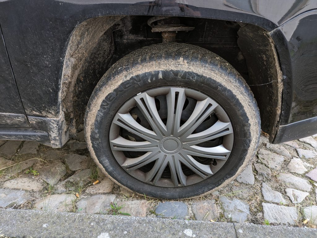 Nilfisk E 145.4-9 X-TRA PAD Hochdruckreiniger Reifen vor der Reinigung