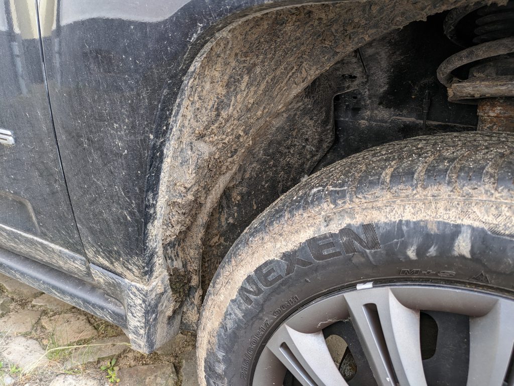 Nilfisk E 145.4-9 X-TRA PAD Hochdruckreiniger hinterer Radkasten vor der Reinigung