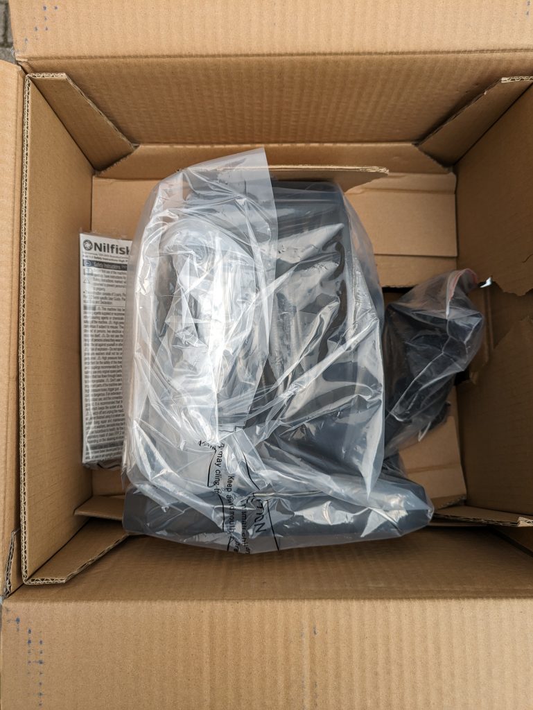 Nilfisk E 145.4-9 X-TRA PAD Hochdruckreiniger untere Verpackugn geöffnet