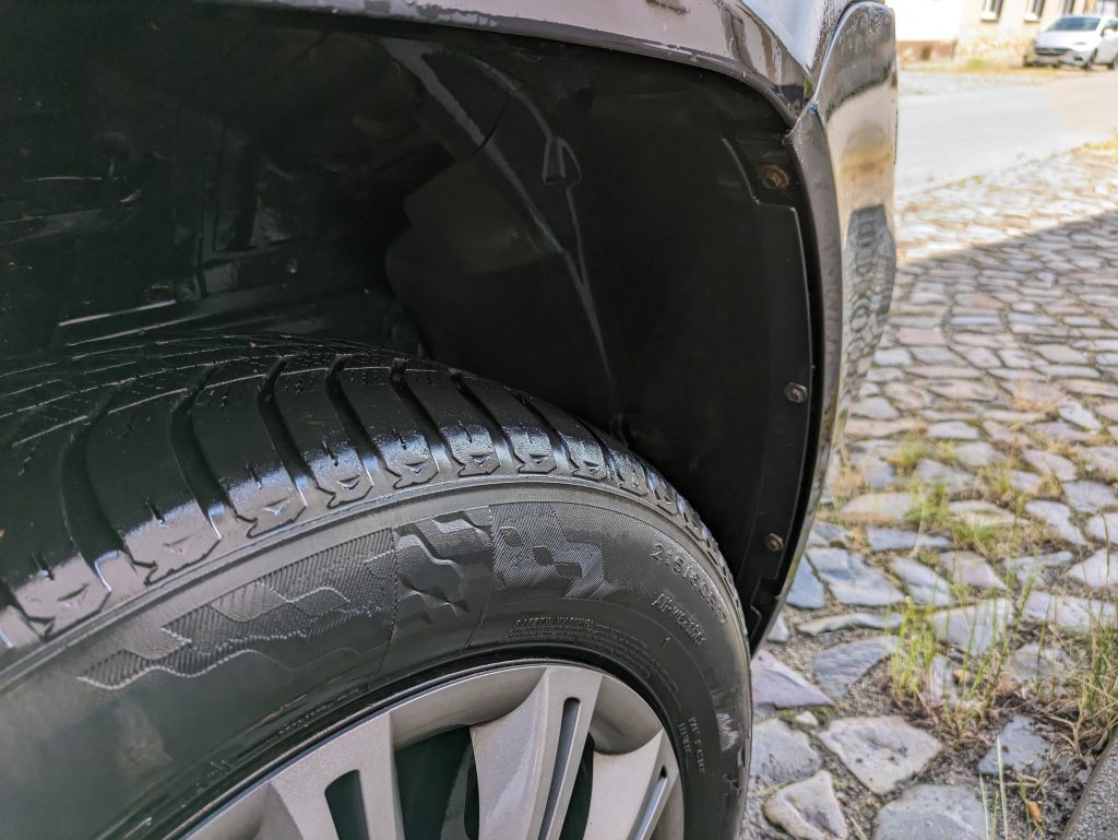 Nilfisk E 145.4-9 X-TRA PAD Hochdruckreiniger vorderer Radkasten nach der Reinigung
