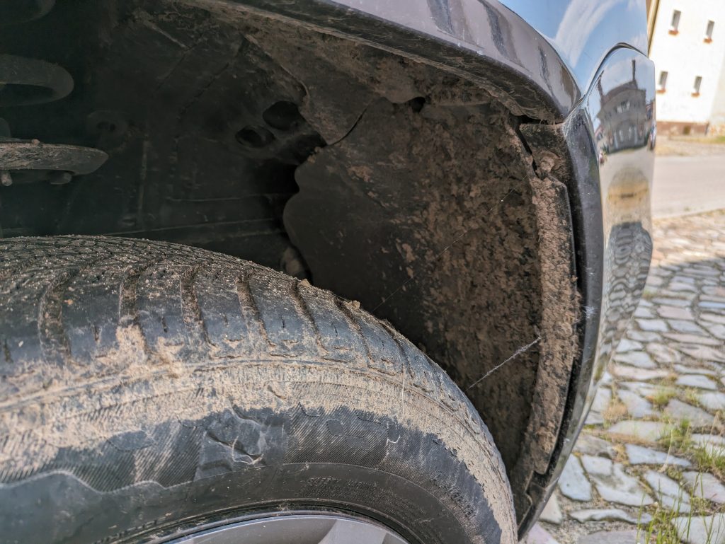 Nilfisk E 145.4-9 X-TRA PAD Hochdruckreiniger vorderer Radkasten vor der Reinigung
