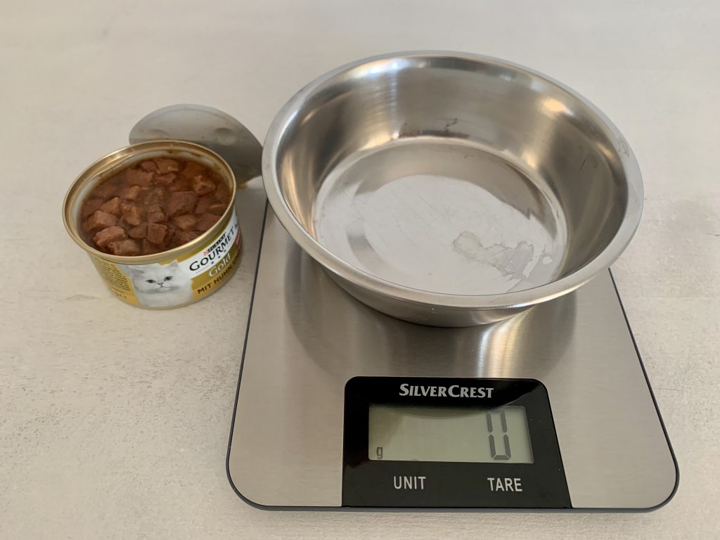 PURINA GOURMET Gold Zarte Häppchen in Sauce mit Lachs und Huhn Katzenfutter geöffnete Dose