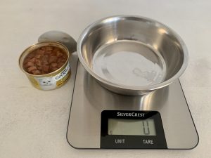PURINA GOURMET Gold Zarte Häppchen in Sauce mit Lachs und Huhn Katzenfutter geöffnete Dose