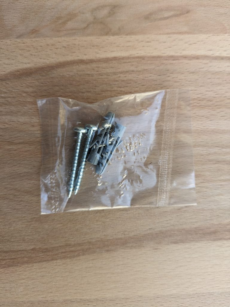 Schrauben und Dübel des Ei Electronics Ei650 RF Rauchmelders