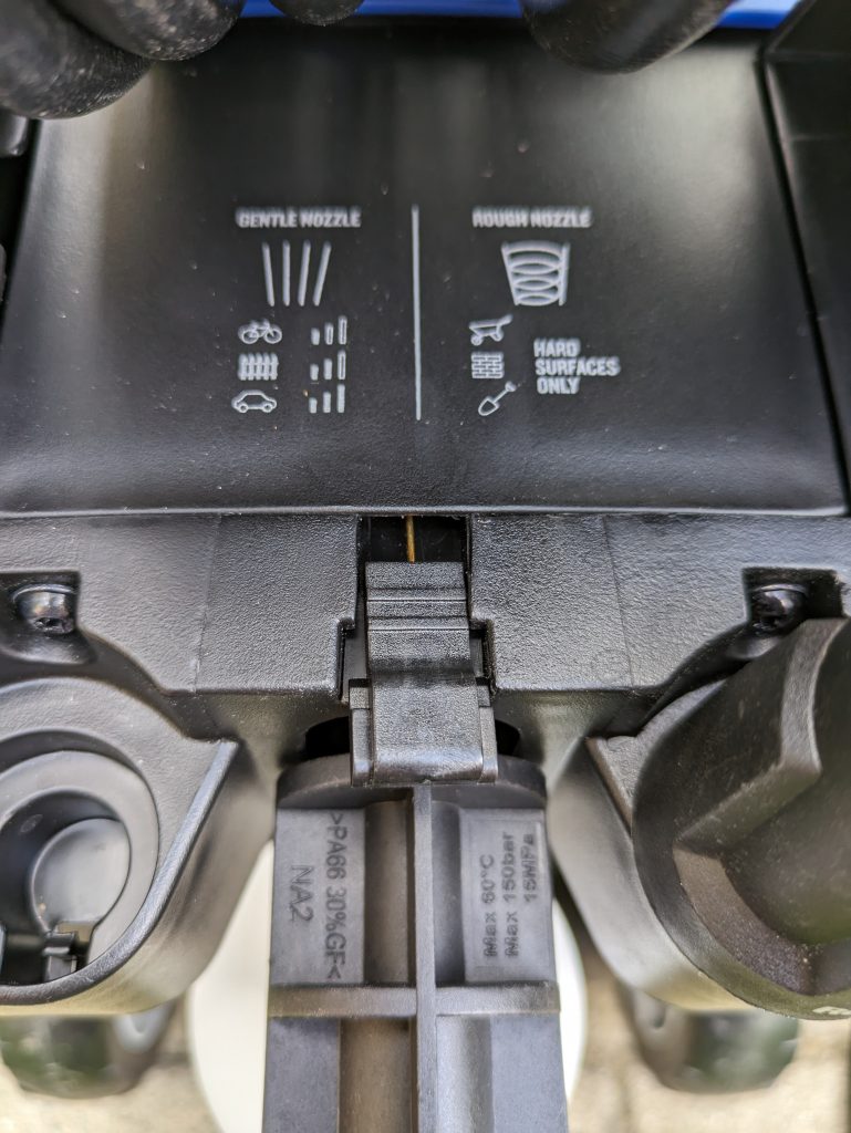 Parkposition der Reinigungsnadel des Nilfisk E 145.4-9 X-TRA PAD Hochdruckreinigers plus Reinigungsmitteldüse in der Halterung