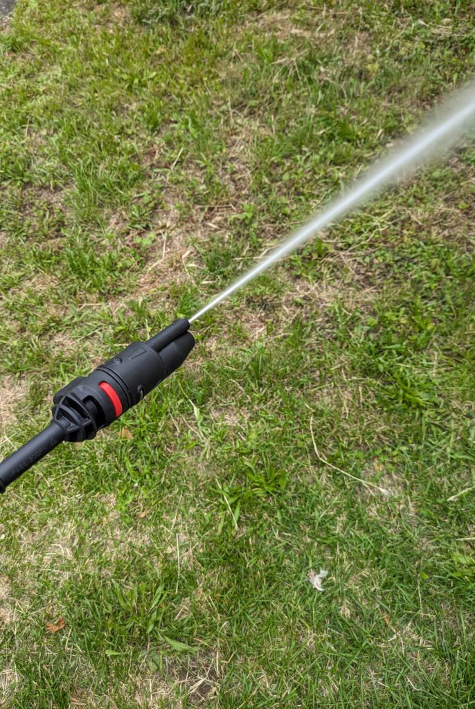 Punktstrahl der 3-in-1-Düse des Bosch Aquatak 130 Hochdruckreinigers im Einsatz