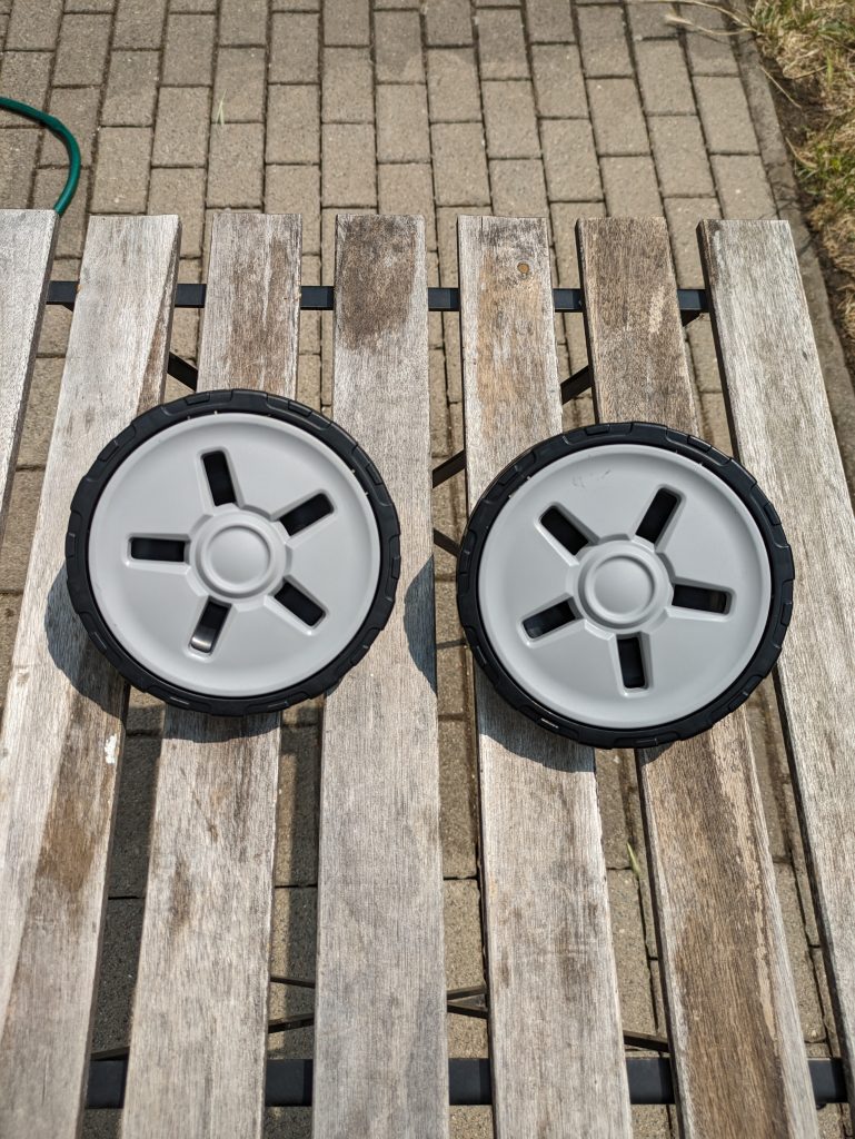 Räder des Black + Decker BXPW 1600PE Hochdruckreinigers im Paar