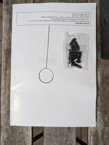 Rückseite des Handbuchs des Black + Decker BXPW 1600PE Hochdruckreinigers mit Reinigungsnadel und Schrauben