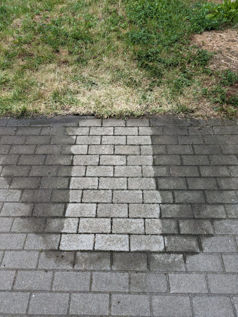 Scheppach HCE 1650 Hochdruckreiniger Gehweg nach der Reinigung (2)