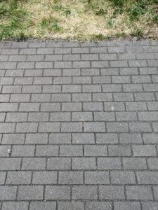 Scheppach HCE 1650 Hochdruckreiniger Gehweg vor der Reinigung