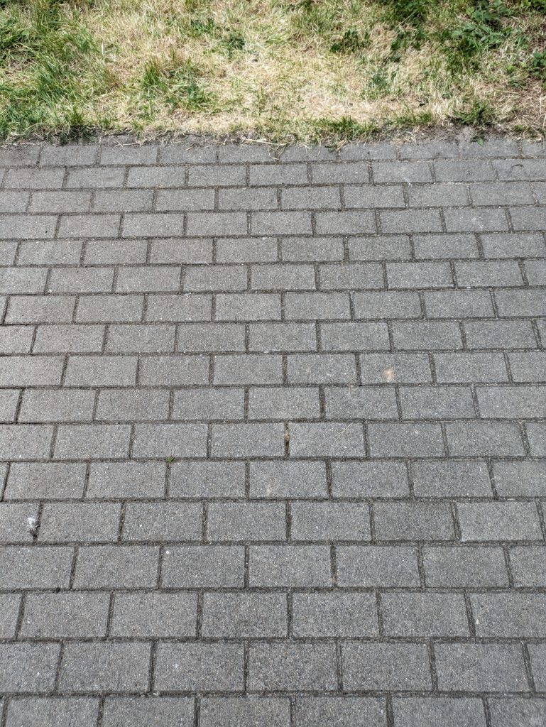 Scheppach HCE 1650 Hochdruckreiniger Gehweg vor der Reinigung