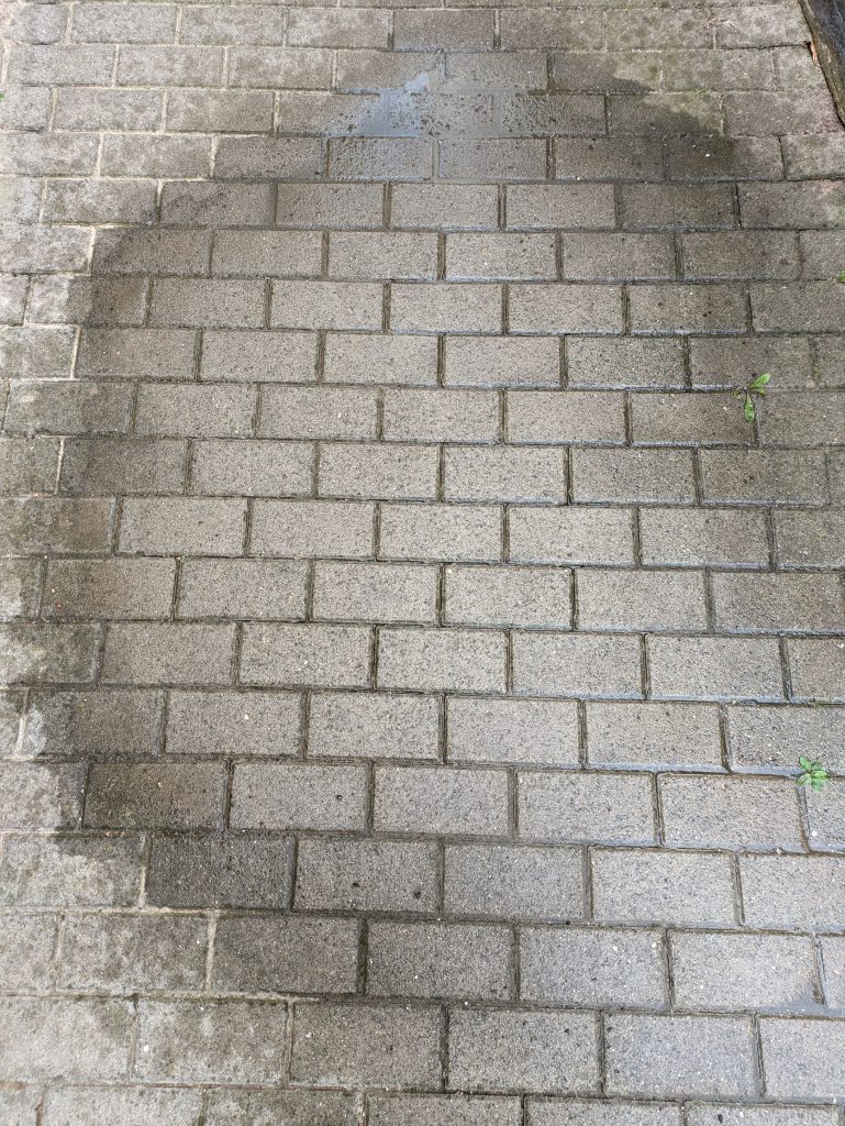 Scheppach HCE 1650 Hochdruckreiniger Terrassenreiniger nach der Reinigung feucht