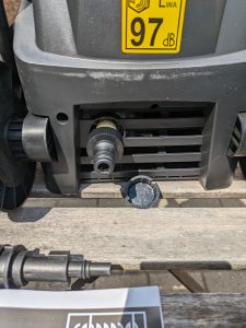 Scheppach HCE 1650 Hochdruckreiniger von hinten mit montiertem Wasseranschluss