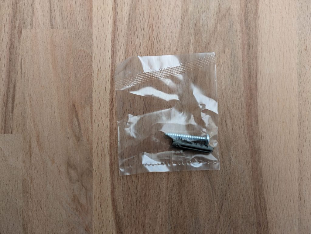 Schraube und Dübel des Hekatron Genius Plus Rauchmelders
