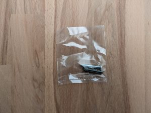 Schraube und Dübel des Hekatron Genius Plus Rauchmelders
