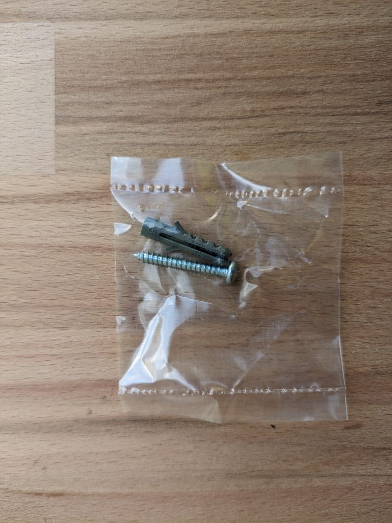 Schraube und Dübel des Hekatron Genius Plus X Rauchmelders