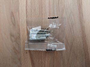 Schrauben und Dübel des Abus RWM 150 Rauchmelders