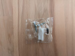 Schrauben und Dübel des Aegislink S500 Rauchmelders